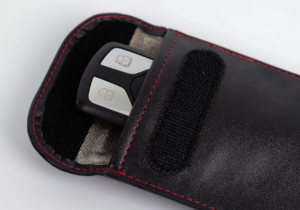 caslord Keyless Go Schutz Autoschlüssel, 2 Stück Faraday Taschen Kohlefaser  Leder, Keyless Go Schutzhülle RFID Blocker Schlüsseletui -14 x 9 cm:  : Auto & Motorrad